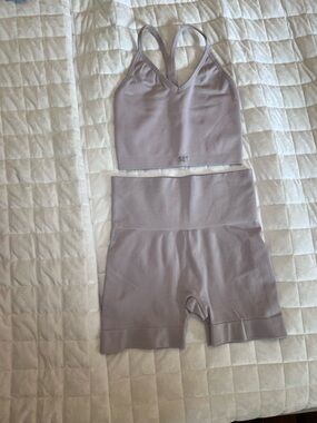 SET Active light pink Seamless V‑Neck Crop Bra and High‑Waist Bike Shorts